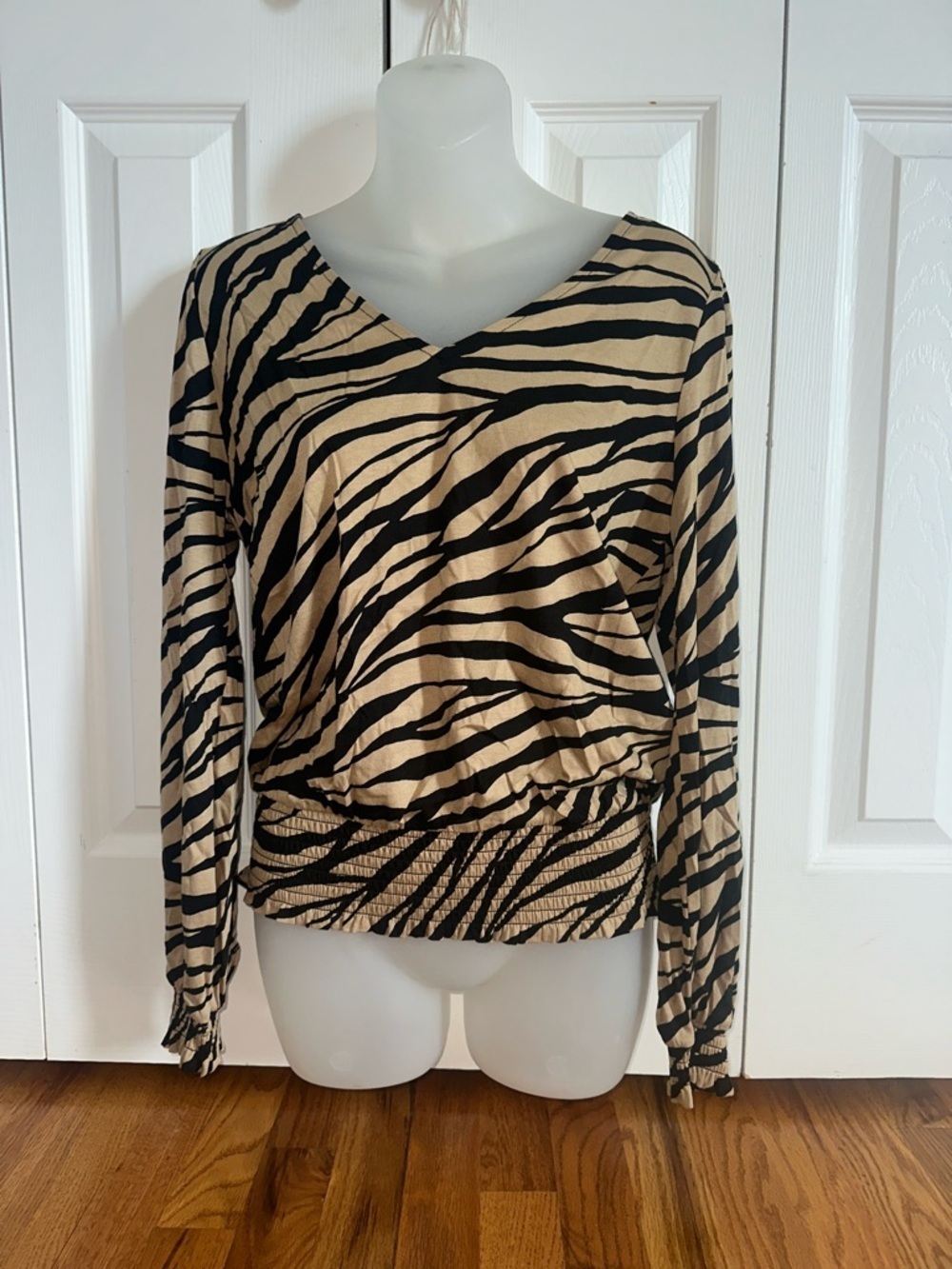 Michael Kors MK Beige and Black Zebra Tiger Stripe Long Sleeve Top Small S NWT - Picture 2 of 7